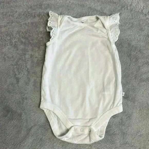 Baby GAP - 2 piece outfit. Onesie and cargo style pants - Picture 2 of 8